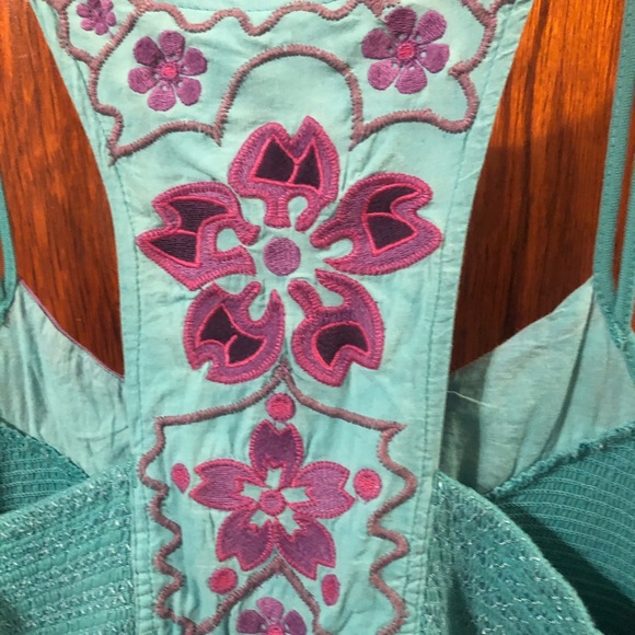 Surf babe tank with beautiful embroidery. - Picture 4 of 4